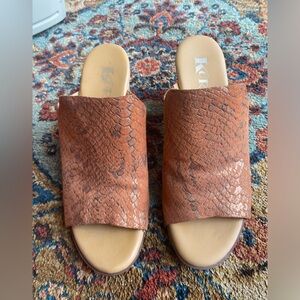 KORKS WEDGE LEATHER SNAKESKIN PRINT Cognac with gold flex’s size 7